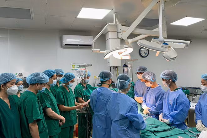 Các bác sĩ Bệnh viện đa khoa Xanh Pôn chuẩn bị thực hiện ca lấy, ghép tạng.