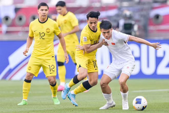 U23 Việt Nam (áo trắng) vào tứ kết sau chiến thắng 2-0 trước U23 Malaysia (Ảnh AFC)