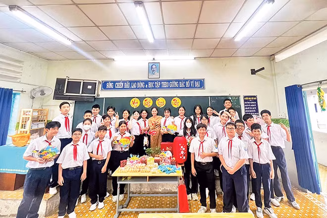 Cô giáo Nguyễn Thị Bảo Ngọc và các học sinh đón Tết Trung thu tại Trường trung học cơ sở Ngô Tất Tố.