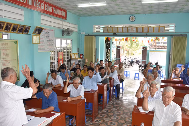 Đảng viên biểu quyết tại một cuộc họp chi bộ trên địa bàn xã Mỹ Phong, thành phố Mỹ Tho.