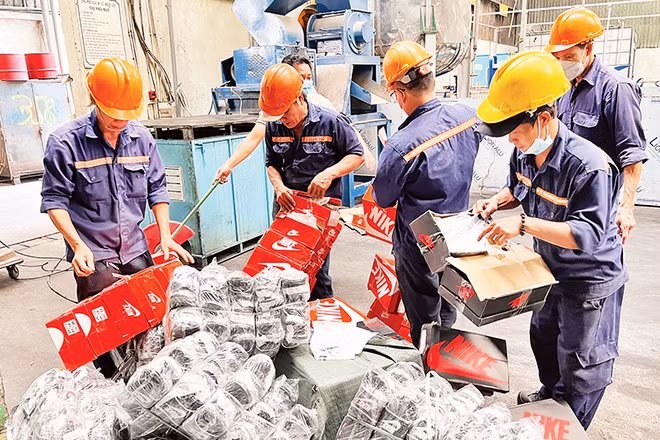 Lực lượng chức năng kiểm đếm hàng hóa giả mạo thương hiệu bị phát hiện, thu giữ. ( Ảnh Cục Quản lý thị trường Thành phố Hồ Chí Minh)