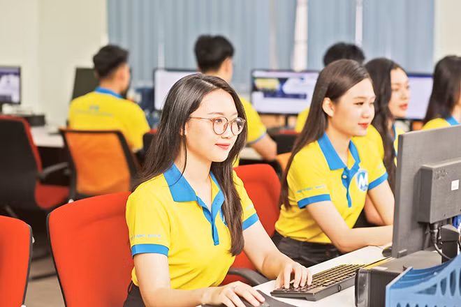 Sinh viên Trường đại học Tài chính-Marketing trong giờ thực hành.