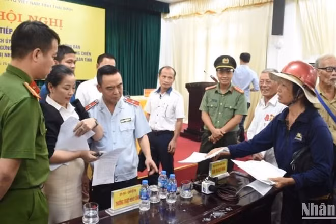Trưởng Ban Tiếp công dân Trung ương Nguyễn Hồng Điệp trao đổi, chia sẻ với với công dân tỉnh Thái Bình thuộc diện ngừng trợ cấp Người hoạt động kháng chiến và con đẻ của họ bị nhiễm chất độc hóa học.