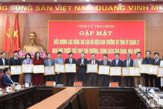 Ủy ban nhân dân tỉnh Thái Bình tặng bằng khen cho các đồng chí nghỉ hưu trước tuổi.