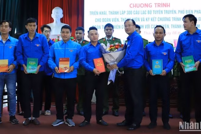 Tỉnh đoàn Thái Bình trao tặng 600 đầu sách pháp luật cho các Câu lạc bộ tuyên truyền, phổ biến pháp luật. 
