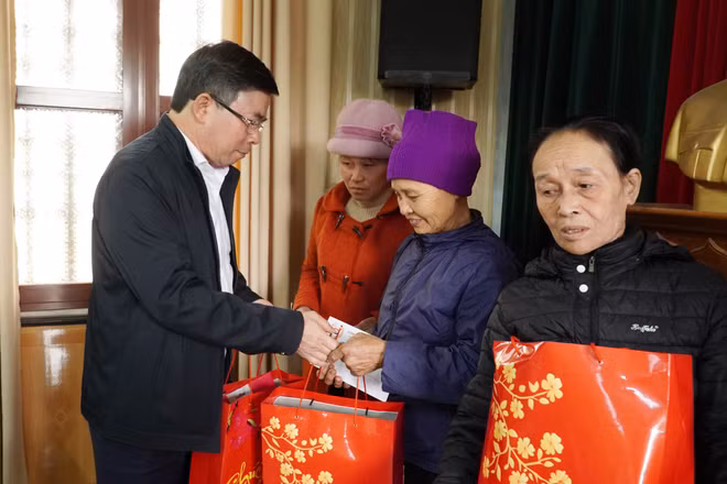 Đồng chí Phạm Văn Tuân, Trưởng Ban Tổ chức Tỉnh ủy Thái Bình trao quà Tết cho hộ khó khăn xã Nam Trung (huyện Tiền Hải).