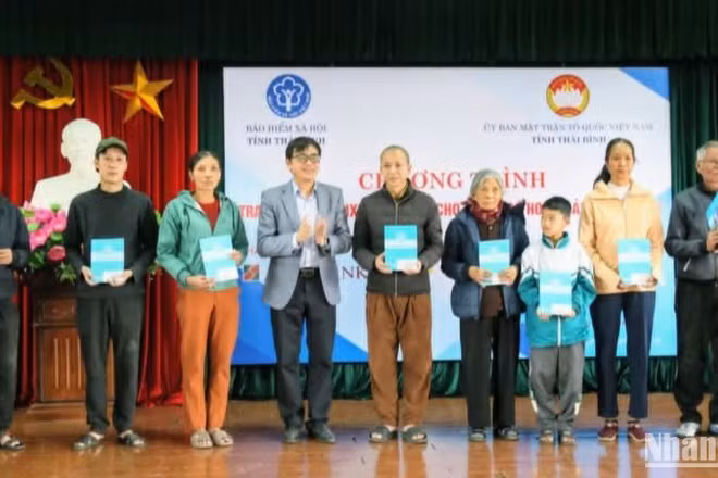 Người dân gặp khó khăn nhận thẻ bảo hiểm y tế và sổ bảo hiểm xã hội rất cảm kích trước sự quan tâm của các cơ quan, đơn vị, doanh nghiệp.