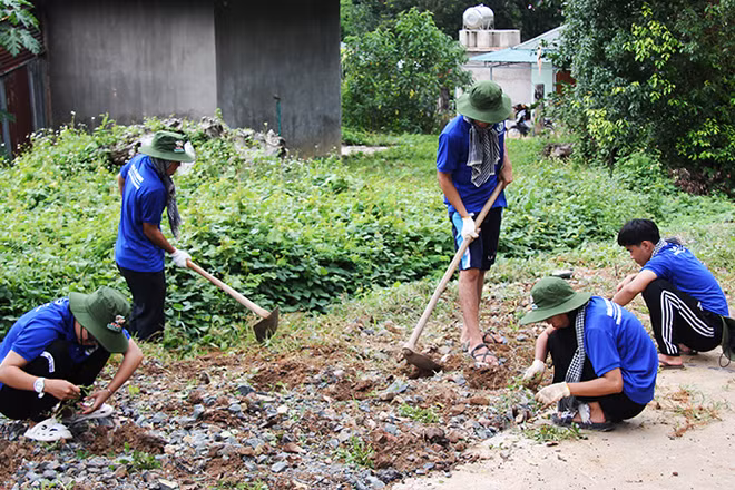 Chiến sĩ tình nguyện Trường Đại học Sư phạm Thể dục Thể thao Thành phố Hồ Chí Minh trồng hoa tuyến đường giao thông nông thôn.