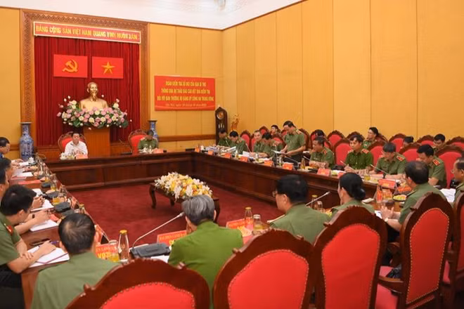 Toàn cảnh buổi làm việc.