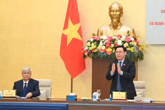 Chủ tịch Quốc hội Vương Đình Huệ và Chủ tịch Ủy ban Trung ương Mặt trận Tổ quốc Việt Nam Đỗ Văn Chiến dự và chủ trì hội nghị.