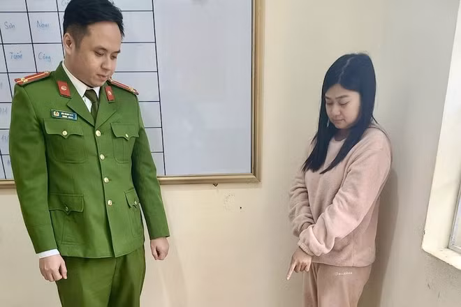 Đối tượng Tâm cùng tang vật tại cơ quan Công an.