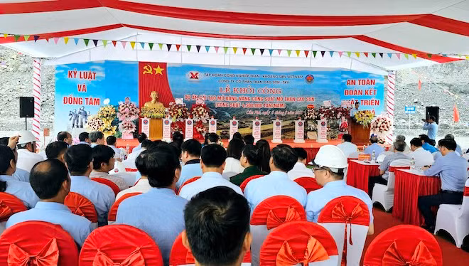 Quang cảnh lễ khởi công cải tạo mở rộng nâng công suất mỏ than Cao Sơn.