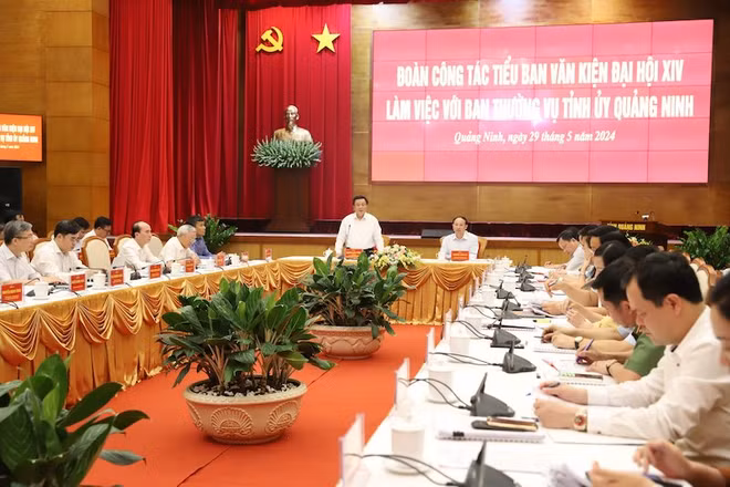 Quang cảnh buổi làm việc của Đoàn công tác Tiểu Ban văn kiện Đại hội XIV làm việc với Ban Thường vụ Tỉnh ủy Quảng Ninh.