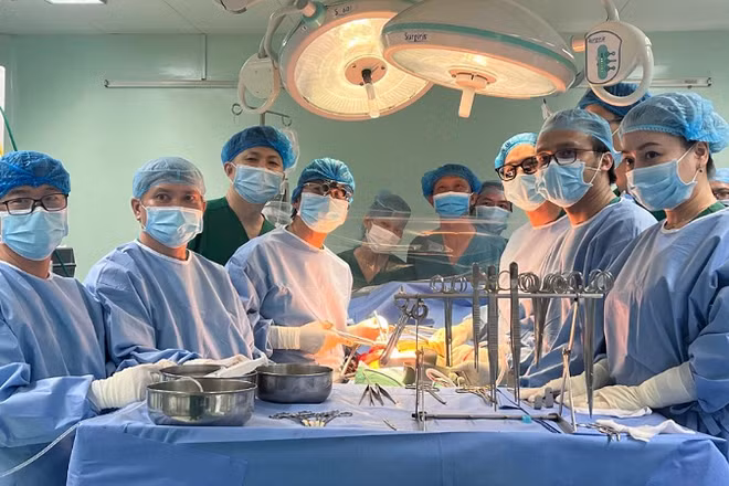 Ê-kíp phẫu thuật ghép thận đầu tiên tại Bệnh viện đa khoa Trung ương Cần Thơ.