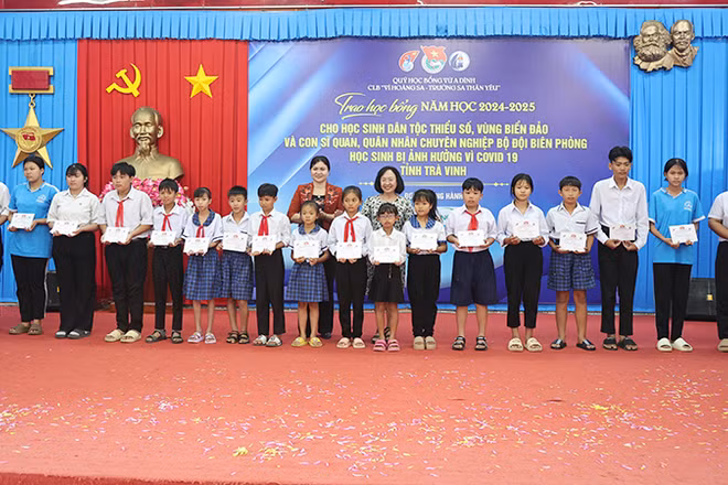 Học sinh dân tộc thiểu số có hoàn cảnh khó khăn của tỉnh Trà Vinh nhận học bổng Vừ A Dính.