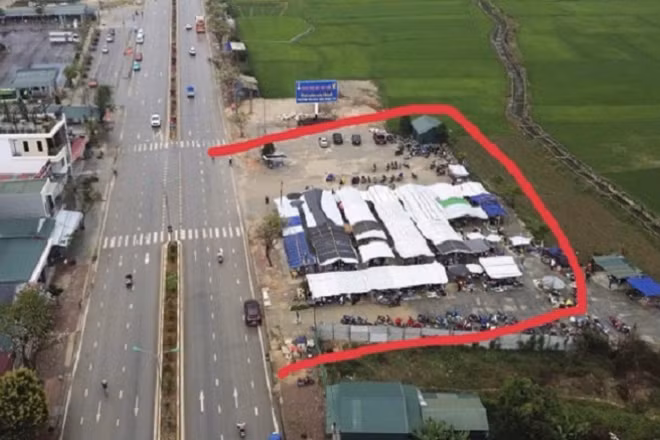 Khu đất và khu lán, nhà tôn (khu vực bôi đỏ) do ông Nguyễn Hữu Phục dựng lên trên đất nông nghiệp (đất trồng lúa). (Ảnh: CTV)