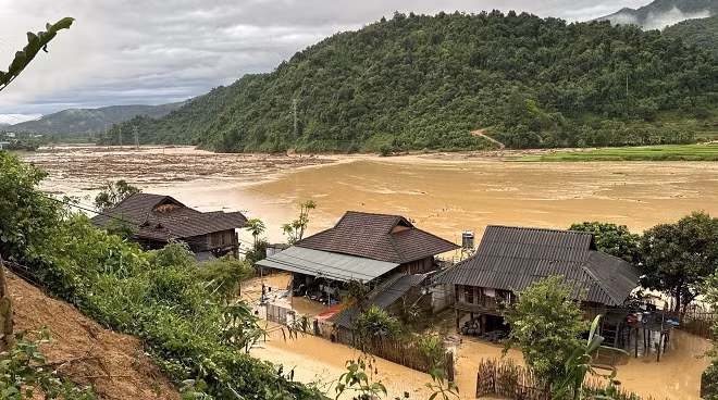 Một góc bản Mường Pồn 1 xã Mường Pồn, huyện Điện Biên ngập trong biển nước.