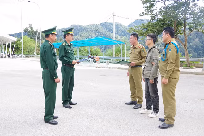 Bộ đội biên phòng Điện Biên tiếp nhận nạn nhân Hà Văn Quý từ Công an tỉnh Phongsaly bàn giao.