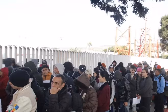 Người di cư tại cửa khẩu ở Tijuana, Mexico. (Ảnh: THX/TTXVN)