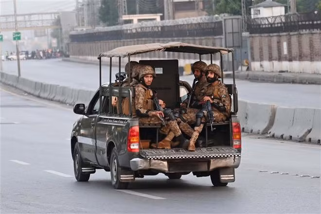 Lực lượng an ninh tuần tra trên tuyến đường dẫn tới căn cứ không quân Nur Khan ở Rawalpindi, Pakistan, sau vụ tấn công bằng tên lửa của Ấn Độ, ngày 10/5/2025. Ảnh: THX/TTXVN