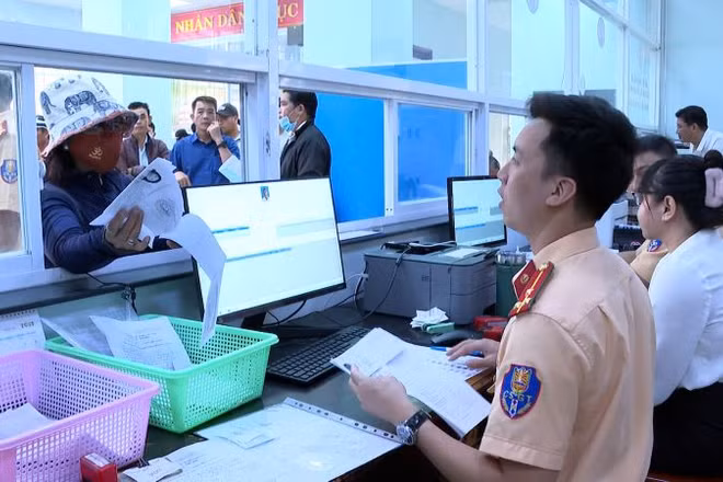 Mặc dù người dân đến đông, nhưng công tác thực hiện các thủ tục cấp đổi giấy phép lái xe diễn ra rất thuận lợi. 