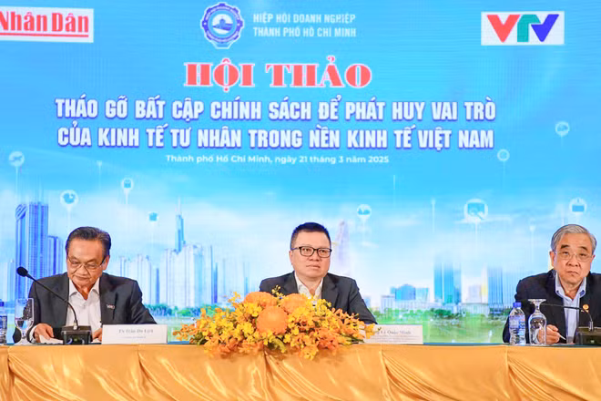 Các đại biểu điều hành phiên tọa đàm trong khuôn khổ Hội thảo "Tháo gỡ bất cập chính sách để phát huy vai trò của kinh tế tư nhân trong nền kinh tế Việt Nam". Ảnh: THẾ DƯƠNG
