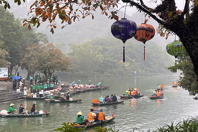 Khách du lịch xuống bến thuyền để tham quan Khu du lịch Tràng An chiều 30/12. (Ảnh XUÂN TRƯỜNG)