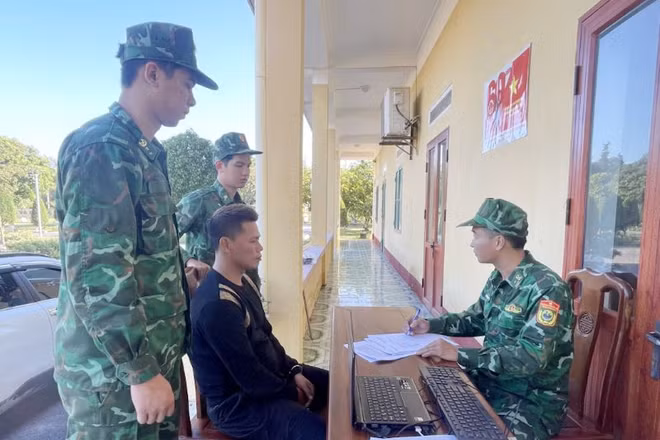 Cán bộ Biên phòng Trà Cổ lấy lời khai đối tượng Nguyễn Văn Cường.