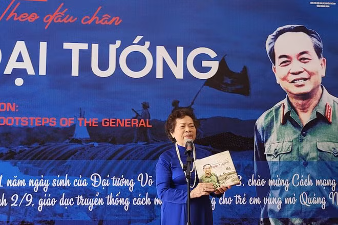 Nhà giáo, nhà thơ, nhà báo Nguyễn Thị Mỹ Dung phát biểu tại Triển lãm.