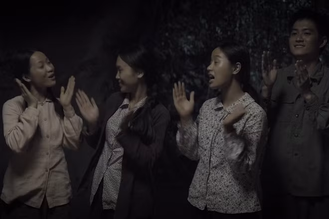 Phim là cơ hội cho các diễn viên trẻ hiểu được về các thế hệ đi trước. (Ảnh: VFC)