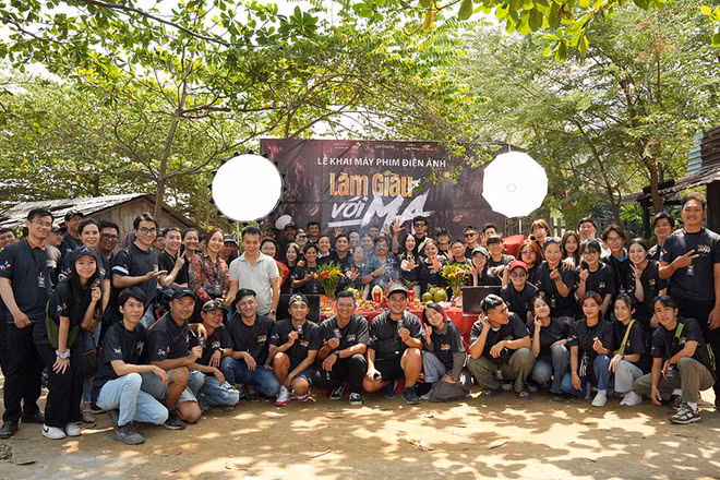 Đoàn làm phim "Làm giàu với ma" trong buổi lễ khai máy. (Ảnh: Đoàn làm phim cung cấp)