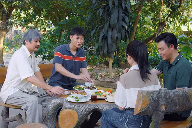 Cảnh gia đình ông Nhân quây quần trong phim. (Ảnh: VFC)