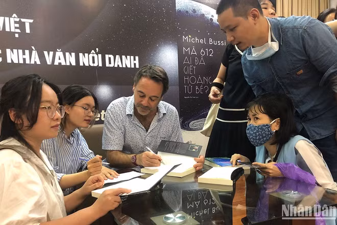 Nhà văn trinh thám Pháp Michael Bussi giao lưu với bạn đọc Việt Nam.