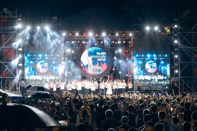“Dạ hội Cựu sinh viên Thủ đô” đưa khán giả trở về với những năm tháng rực rỡ của tuổi đôi mươi. (Ảnh: Ban tổ chức)