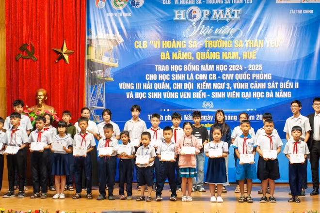 Quỹ Học bổng Vừ A Dính tổ chức trao 305 suất học bổng năm học 2024–2025 cho con em cán bộ, chiến sĩ.