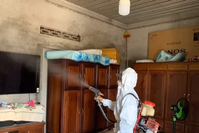 Các ngành chức năng phun hóa chất xử lý môi trường, phòng chống sốt xuất huyết. (Ảnh minh họa)