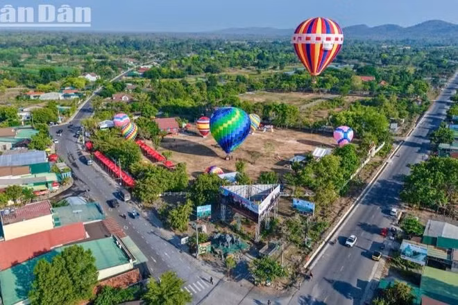Lần đầu tiên Ngày hội Khinh khí cầu được tổ chức tại Đắk Lắk.