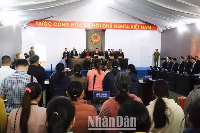 Khai mạc phiên tòa lưu động xét xử sơ thẩm công khai vụ án “Khủng bố nhằm chống chính quyền nhân dân; Khủng bố; Tổ chức cho người khác xuất cảnh, nhập cảnh trái phép; Che giấu tội phạm” xảy ra vào đêm 10, rạng sáng 11/6/2023 tại huyện Cư Kuin, tỉnh Đắk Lắk. 