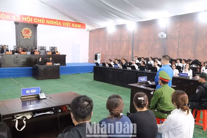 Hội đồng xét xử thẩm vấn, xét xử các bị cáo tại phiên tòa.