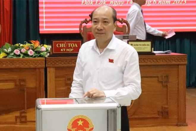 Đồng chí Phạm Ngọc Nghị, Chủ tịch Ủy ban nhân dân tỉnh Đắk Lắk trong một cuộc họp của Hội đồng nhân dân tỉnh Đắk Lắk.