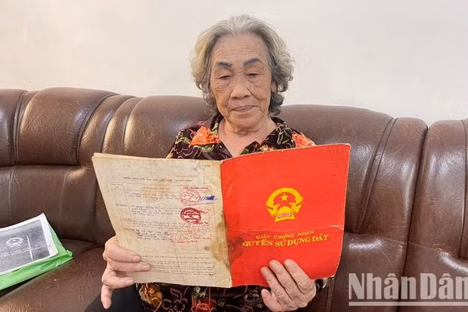 Bà Phạm Thị Cúc đang giữ Giấy chứng nhận quyền sử dụng thửa đất số 79, tờ bản đồ số 24 đã được Ủy ban nhân dân thành phố Buôn Ma Thuột cấp Giấy chứng nhận số D 1477794 ngày 14/11/1994, bà yêu cầu chính quyền địa phương chỉ đất ngoài thực địa nhưng không chỉ được. 