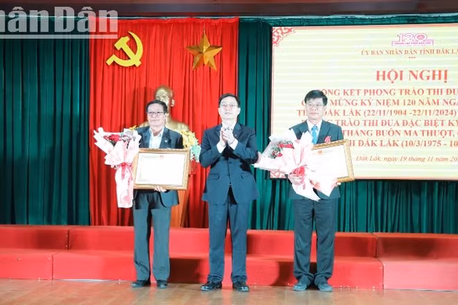Thừa ủy quyền của Chủ tịch nước, đồng chí Nguyễn Đình Trung, Ủy viên Trung ương Đảng, Bí thư Tỉnh ủy Đắk Lắk trao Huân chương Lao động hạng Nhì tặng Bí thư Huyện ủy Ea Súp Bùi Hồng Quý và Giám đốc Sở Khoa học và Công nghệ Đinh Khắc Tuấn.