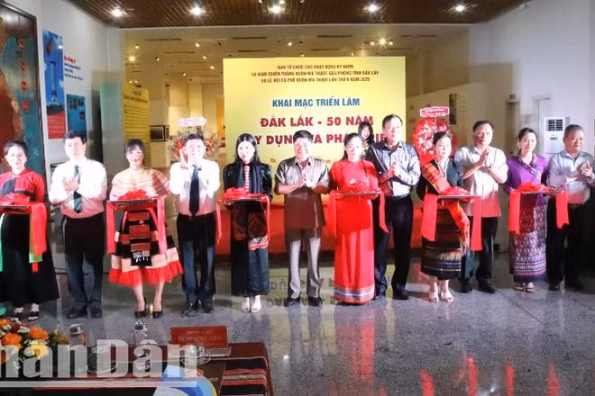 Các đại biểu cắt băng khai mạc triển lãm.