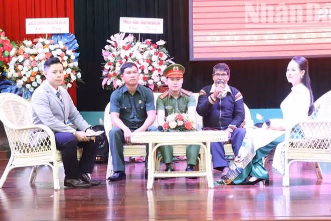Các đại biểu giao lưu với các điển hình tiên tiến trong Phong trào toàn dân bảo vệ an ninh Tổ quốc vùng đồng bào dân tộc thiểu số khu vực Tây Nguyên giai đoạn 2018-2024.