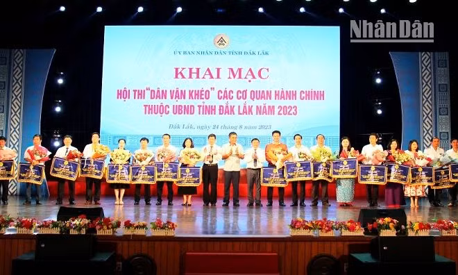 Ban tổ chức Hội thi tặng Cờ lưu niệm cho các đội dự thi.