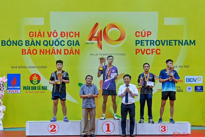 Phó Tổng Biên tập Báo Nhân Dân Quế Đình Nguyên và Giám đốc Sở Văn hoá Thể thao và Du lịch Gia Lai Trần Ngọc Nhung trao huy chương và cúp cho các vận động viên đoạt giải tại nội dung Đơn nam. 