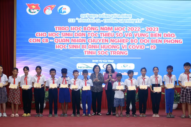 Trao học bổng cho các học sinh dân tộc thiểu số ở Sóc Trăng.