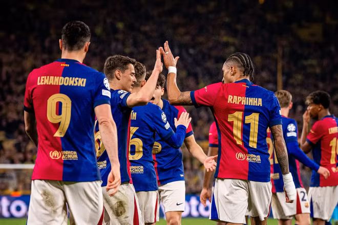 Các cầu thủ Barca ăn mừng khi giành vé đi tiếp. (Ảnh: FC Barcelona)