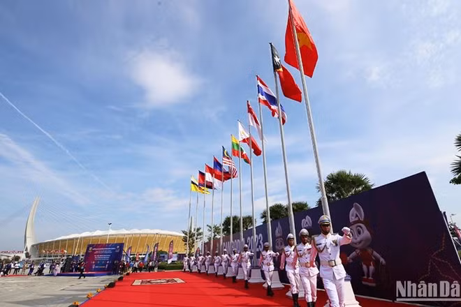 Lễ thượng cờ các đoàn thể thao tham dự Đại hội Thể thao Người khuyết tật Đông Nam Á lần thứ 12.