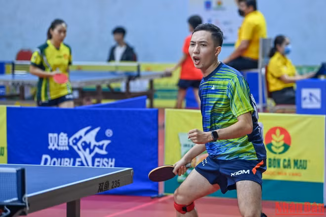 Thi đấu xuất sắc hơn, tay vợt Nguyễn Anh Tú (Tín Phát-Gia Lai) giành thắng lợi với tỷ số 3-1.